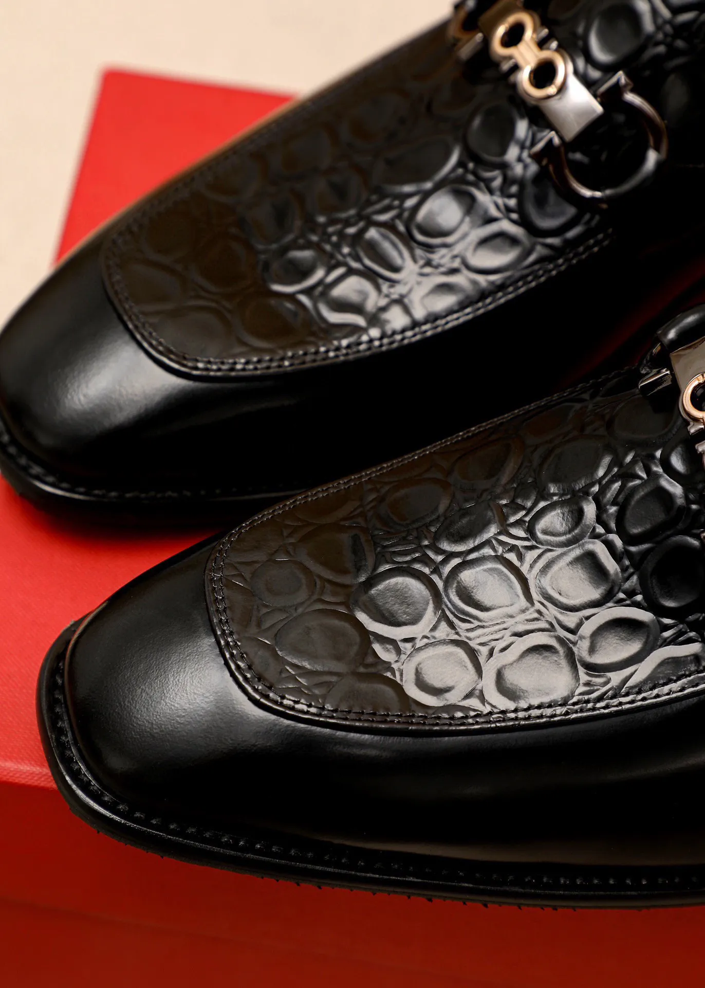 Men's shoes 💰460 💐 Product trademark: Ferragamo "Ferragamo" casual leather shoes Regular size: 38-44 (custom-made for 45🉑️) Product materials: Selected imported first-layer calfskin embossed upper + original hardware buckle, imported water-dyed cowhide leather lining. Strong three-dimensional visual effect, combined outsole Color: 1⃣️color optional